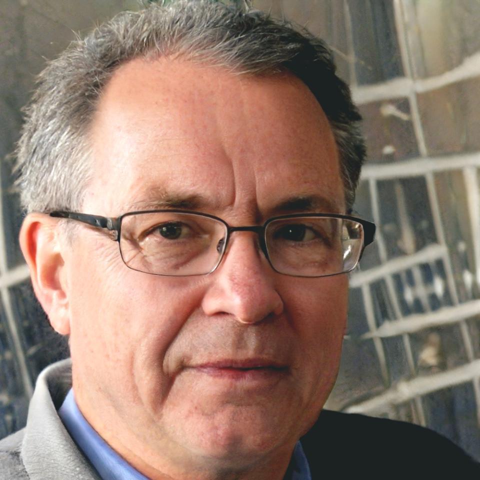 Workshop coordinator with expertise in seasonal arrangements